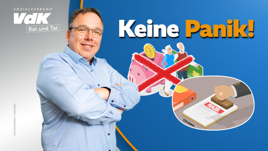 Ein Mann mit veschränkten Armen vor blauem Hintergrund. Das Wording lautet: Keine Panik. Als Grafik ist ein durchgestrichnes Sparschwein und eine Hand, die einen Stempel auf ein Dokument setzt. 