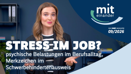 Eine Frau steht vor einem dunkelblauen Hintergrund und gestikuliert. Große Schrift fragt: Stress im Job? Darunter steht: Psychische Belastungen im Berufsalltag, Merkzeichen im Schwerbehindertenausweis.