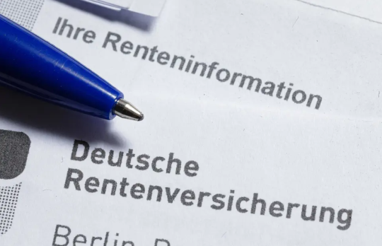 Das Logo der Deutschen Rentenversicherung ist auf Unterlagen zu Renteninformationen zu sehen.