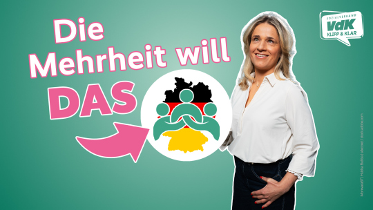 Eine grüne Grafik mit blonder Frau in weißer Bluse. Das Wording auf der Grafik lautet: Die Mehrheit will das und einem Symbol aus stilisierten Menschen über einer gelben Fläche.